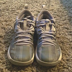 Under Armour Lightning 5 basketball shoes. Size 5.5Y
